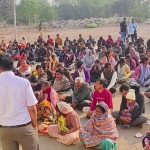 डीएड अभ्यर्थियों ने परिजनों के साथ शिक्षा मंत्री गजेंद्र यादव के बंगले का किया घेराव 