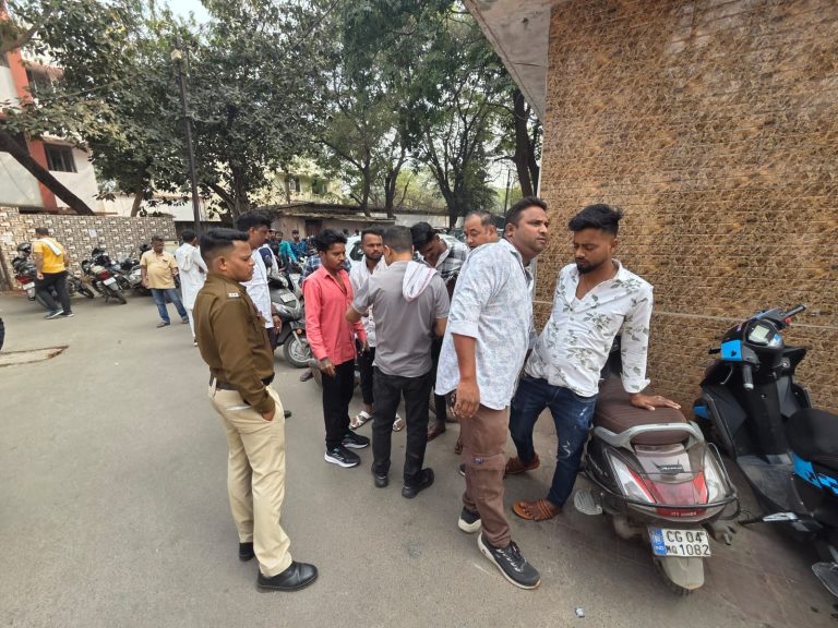 पुलिस द्वारा चलाया गया आकस्मिक चेकिंग अभियान, 3 व्यक्तियों के कब्जे से आपत्तिजनक वस्तुएँ हुई बरामद