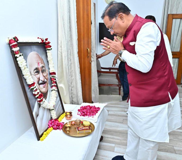 महात्मा गांधी की पुण्यतिथि पर मुखयमंत्री ने उन्हें किया नमन