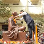 राष्ट्रपिता महात्मा गांधी की पुण्यतिथि पर कलेक्टर ने उनकी प्रतिमा पर किया माल्यार्पण, श्रद्धापूर्वक किया नमन