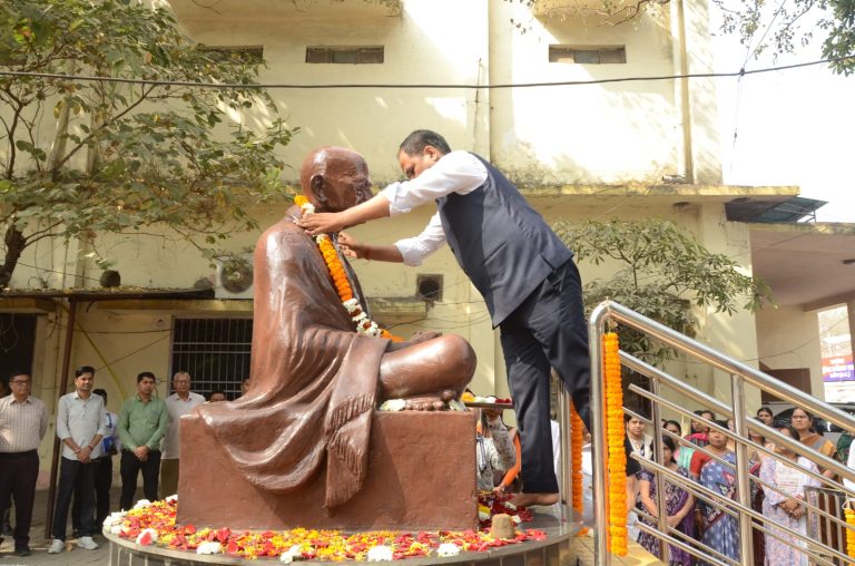 राष्ट्रपिता महात्मा गांधी की पुण्यतिथि पर कलेक्टर ने उनकी प्रतिमा पर किया माल्यार्पण, श्रद्धापूर्वक किया नमन