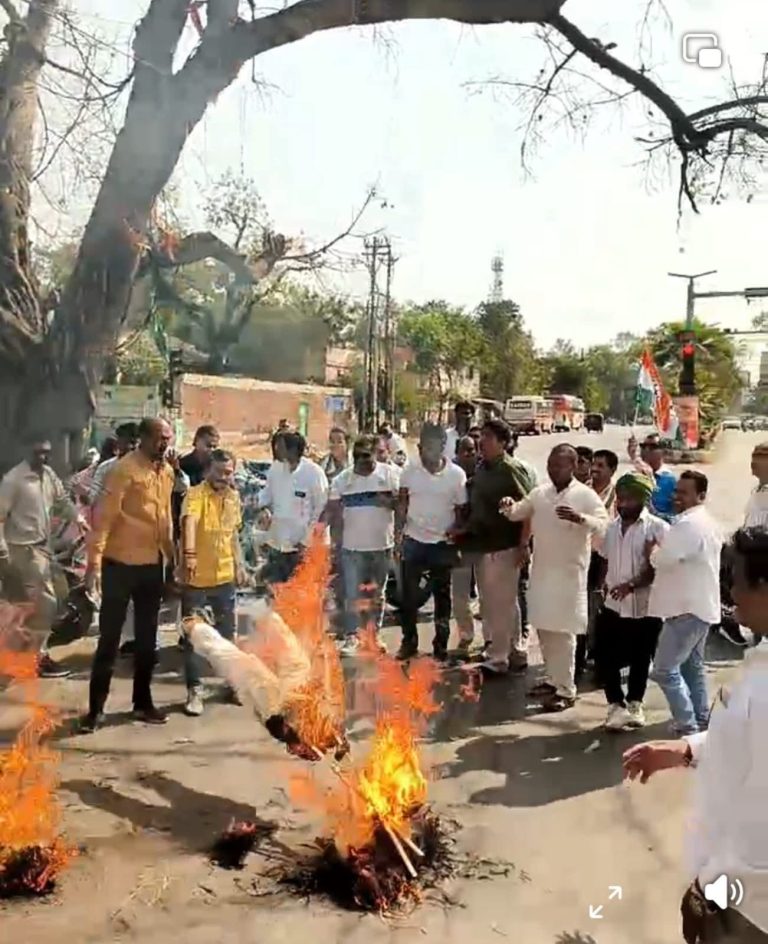 सरकार के खिलाफ कांग्रेस का आक्रोश, राजीव गांधी चौक में पुतला दहन