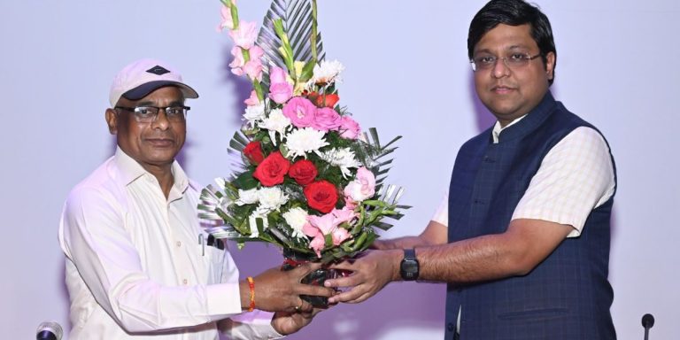 जनसंपर्क विभाग के अपर संचालक जे.एल. दरियो को सेवानिवृत्ति पर दी गई गरिमामय विदाई