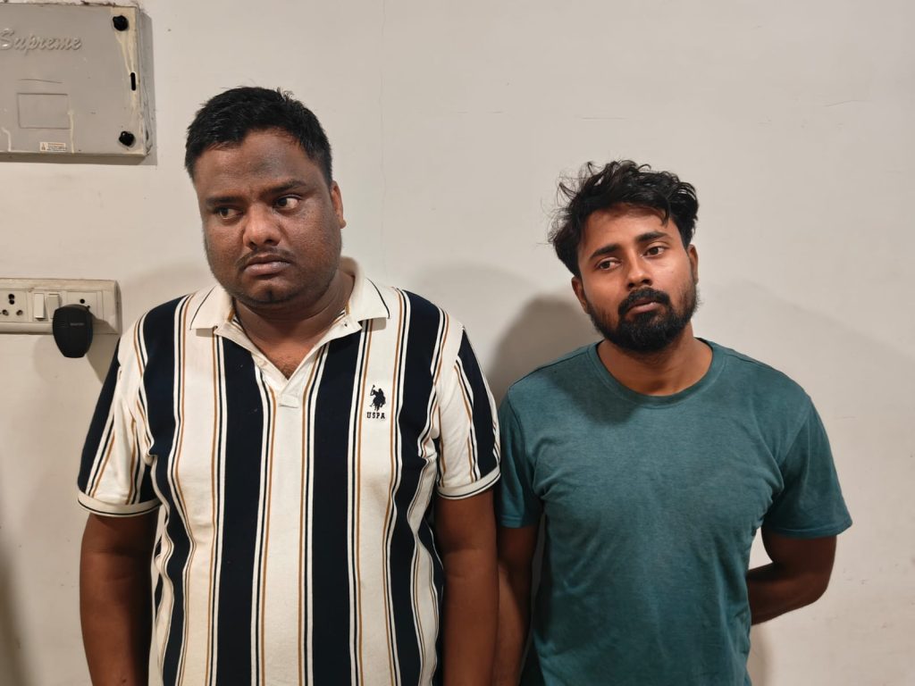 मल्टीलेबल पार्किंग में खड़ी कार से लाखों रूपया गबन, दो आरोपी गिरफ्तार, 36.50 लाख बरामद