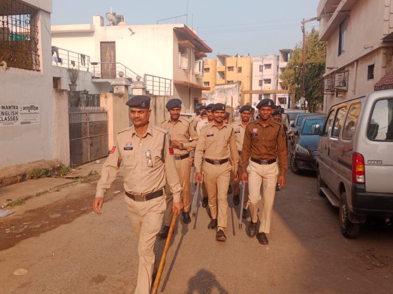 बीएसयूपी कॉलोनी मरीन ड्राइव में पुलिस ने की सरप्राईज चेकिंग