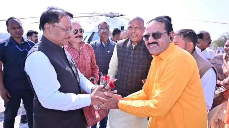 जिले के प्रवास के दौरान दुलदुला विकासखंड के हेलीपैड पर पहुंचे मुख्यमंत्री विष्णुदेव साय