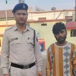 चाकू दिखाकर मददगार से ही लूटपाट; एक गिरफ्तार, दूसरा फरार