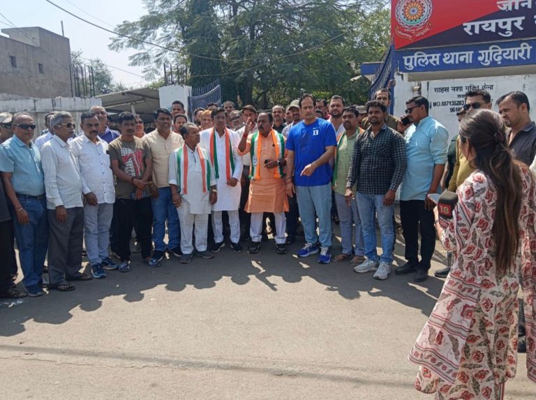 कांग्रेस का गुढ़ियारी थाने के सामने प्रदर्शन, डराने- धमकाने का आरोप