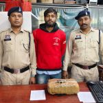 एक और गांजा तस्कर हुआ गिरफ्तार, ग्राहक तलाशते पकडा गया युवक