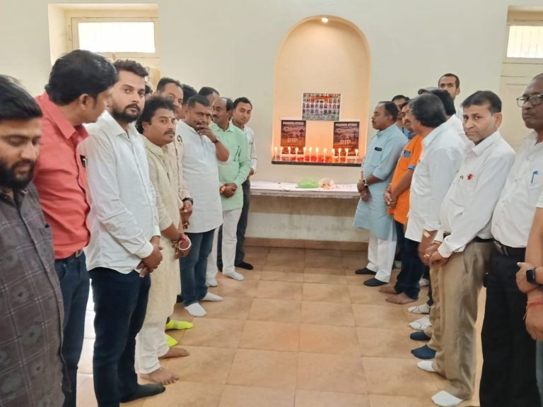 पुलवामा के शहीद जवानों को कांग्रेस भवन गांधी मैदान में दी गई श्रद्धांजलि