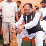 मुख्यमंत्री साय ने कुम्हार के चाक पर गढ़ा दीया, पारंपरिक शिल्पकारों से किया आत्मीय संवाद