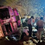 रायपुर में धान से लदा ट्रक कार पर पलटा, 3 मौतें: सर्जरी के बाद लौट रहे थे पति-पत्नी, बेटे ने पुणे से कैब बुक की थी