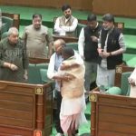 एक साल बाद विधानसभा पहुंचे कवासी लखमा, भाजपा नेताओं से मिले गले…