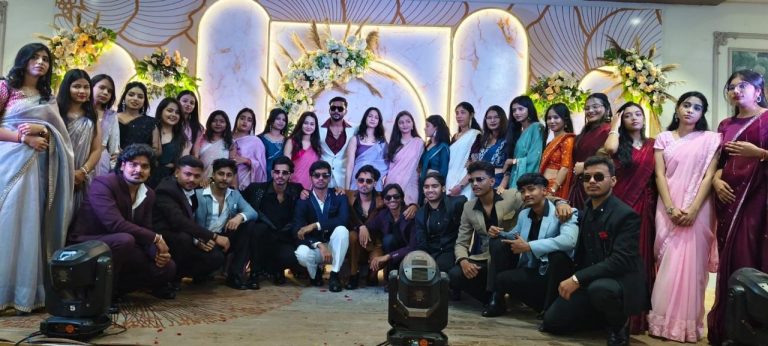 प्रगति महाविद्यालय में विदाई समारोह का आयोजन, जुनियर्स द्वारा सीनियर्स को दी गई भावभीनी विदाई