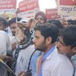 राजधानी रायपुर में NSUI का जोरदार प्रदर्शन, गैस सिलेंडर के साथ दर्ज कराया विरोध
