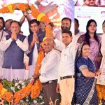 किसानों की खुशियों भरी होली के बाद अब भूमिहीन कृषि श्रमिकों की नवरात्रि भी हुई समृद्ध