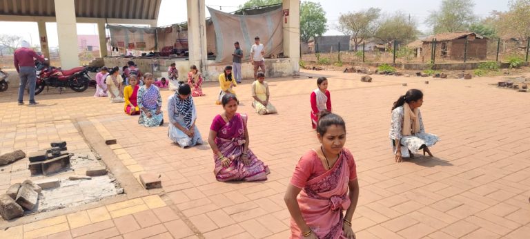 डीएड अभ्यर्थियों का दण्डवत प्रणाम करते विधानसभा घेराव