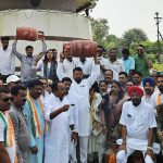 घरेलू गैस सिलेंडर में बढ़ोतरी से मचा हड़कंप, कांग्रेस ने किया प्रदर्शन