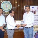 स्मृति पुस्तकालय योजना में लगातार बढ़ रही जनभागीदारी, बिलासपुर निवासी पटेल ने की 265 पुस्तकें दान