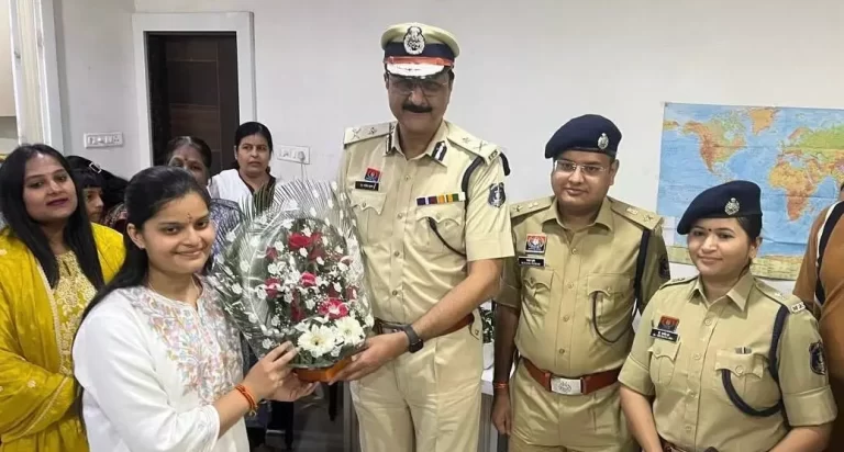 रायपुर पुलिस कमिश्नर ने UPSC परीक्षा में 35वीं रैंक प्राप्त करने वाली वैभवी अग्रवाल का किया सम्मान