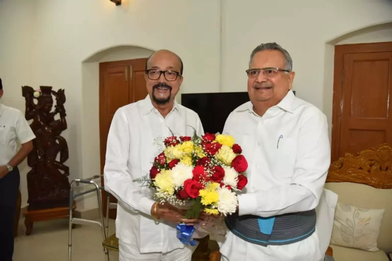 राज्यपाल रमेन डेका ने रमन सिंह के निवास पहुंचकर जाना उनका कुशलक्षेम