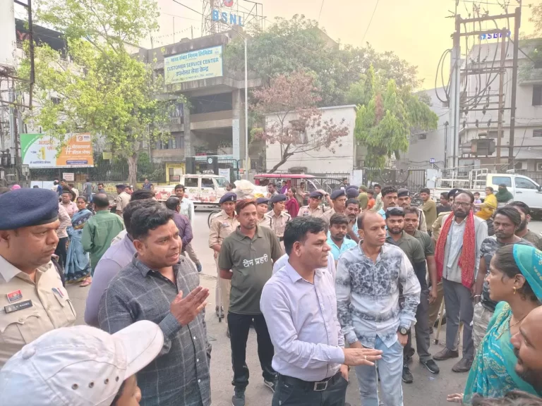 सड़क पर कब्जा करने वाले 40 फेरीवालों पर गिरी गाज, समझाईश के बाद भी किया था कब्जा