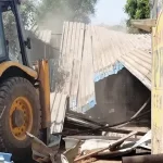 ग्राम समोदा में प्रशासन की बड़ी कार्रवाई, अफीम खेती के मुख्य आरोपी के अवैध दुकान पर चला बुलडोजर