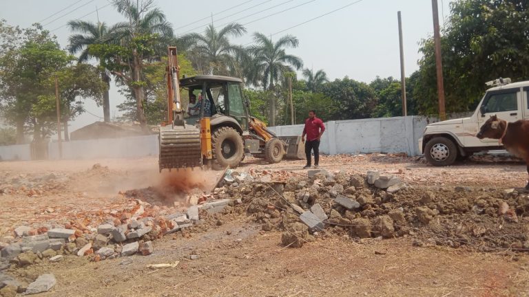 अवैध प्लाटिंग पर निर्मित की गयी मुरूम रोड को काटकर तत्काल लगायी कारगर रोक