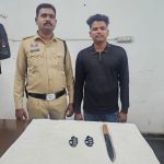 धारदार चाकू एवं दो नग पंच के साथ आरोपी विकास गोस्वामी उर्फ विक्कू गिरफ्तार