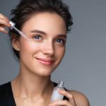 ग्लोइंग स्किन के लिए AHA और BHA का कैसे करें इस्तेमाल