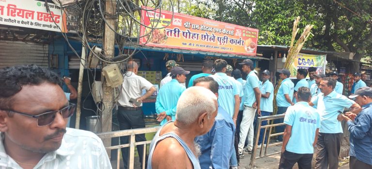 निगम ने शहीद स्मारक व्यवसायिक परिसर में 5 और पंडरी में 3 बकायादारों की दुकानों को किया तत्काल सीलबंद