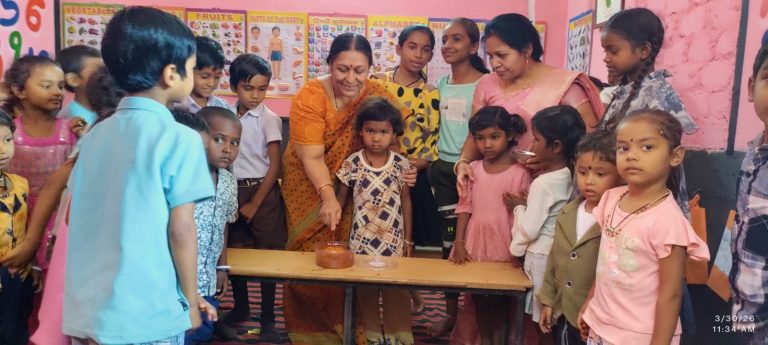 “प्रोजेक्ट आओ बाँटें खुशियाँ :  बच्चों के चेहरों पर मुस्कान, कर्मचारियों का जन्मदिन बना यादगार