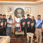 असम के तैराकों ने राज्यपाल डेका से की सौजन्य भेंट, 9 पदक जीतकर बने फर्स्ट रनर-अप