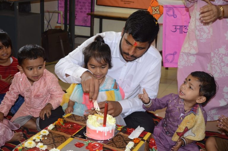 बच्चों के चेहरों पर मुस्कान, कर्मचारियों का जन्मदिन बना यादगार : “प्रोजेक्ट आओ बाँटें खुशियाँ” के तहत देवांश तिवारी ने बच्चों संग साझा की खुशियाँ