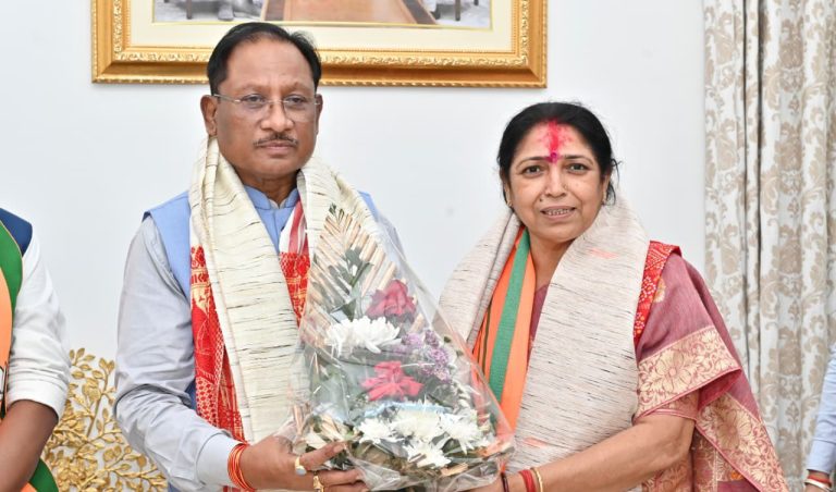 मुख्यमंत्री साय से छत्तीसगढ़ से राज्यसभा की भाजपा प्रत्याशी लक्ष्मी वर्मा ने सौजन्य भेंट की