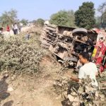 मुंगेली में रफ्तार और जर्जर सड़क का कहर: यात्रियों से भरी बस पलटी, मची चीख-पुकार, जरहागांव के पास बड़ा सड़क हादसा