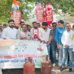 रायपुर में गैस कीमतों के खिलाफ अनोखा प्रदर्शन: तेलीबांधा तालाब में सिलेंडर का प्रतीकात्मक विसर्जन