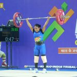 राजमिस्त्री की बेटी मोनिखा सोनोवाल ने दर्द और आत्म-संदेह को हराकर जीता केआईटीजी वेटलिफ्टिंग गोल्ड