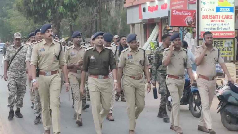 होली पर्व के मद्देनजर पुलिस का फ्लैग मार्च , चप्पे-चप्पे पर पुलिस की निगरानी