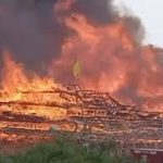 महायज्ञ में विघ्न: अयोध्या के राजघाट में अचानक लगी आग, धू-धू कर जला पंडाल, अफरा-तफरी का माहौल