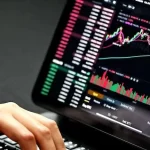 बाजार में दिखी 4 सालों में सबसे बड़ी वीकली गिरावट, नए रिकॉर्ड लो पर फिसला रुपया