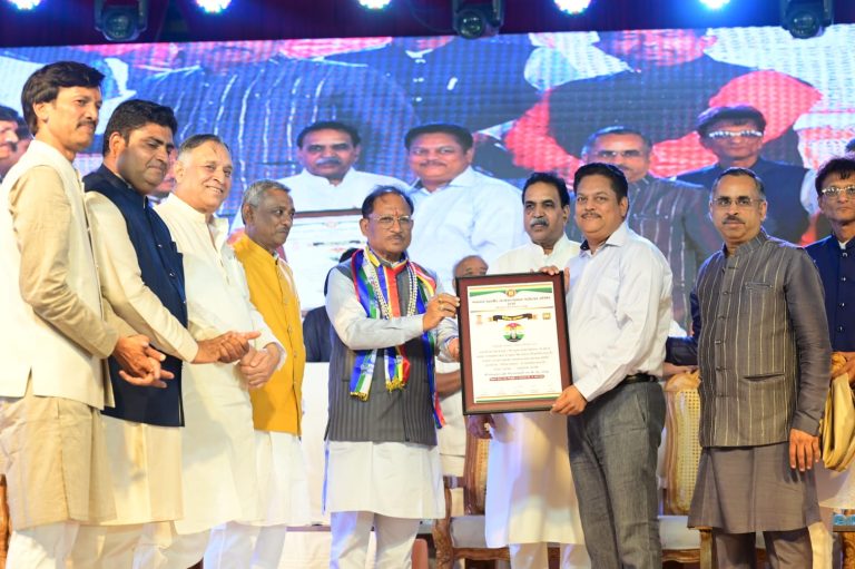 मुख्यमंत्री विष्णु देव साय ने 11 व्यक्तित्वों को जैन रत्न आलंकरण से किया सम्मानित