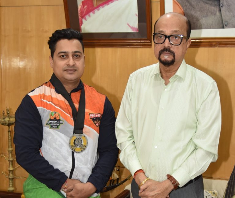 राज्यपाल डेका ने स्वर्ण पदक विजेता आर्मरेसलर श्रीमंत झा को दी बधाई