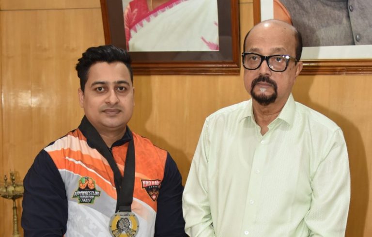 राज्यपाल डेका ने स्वर्ण पदक विजेता आर्मरेसलर श्रीमंत झा को दी बधाई