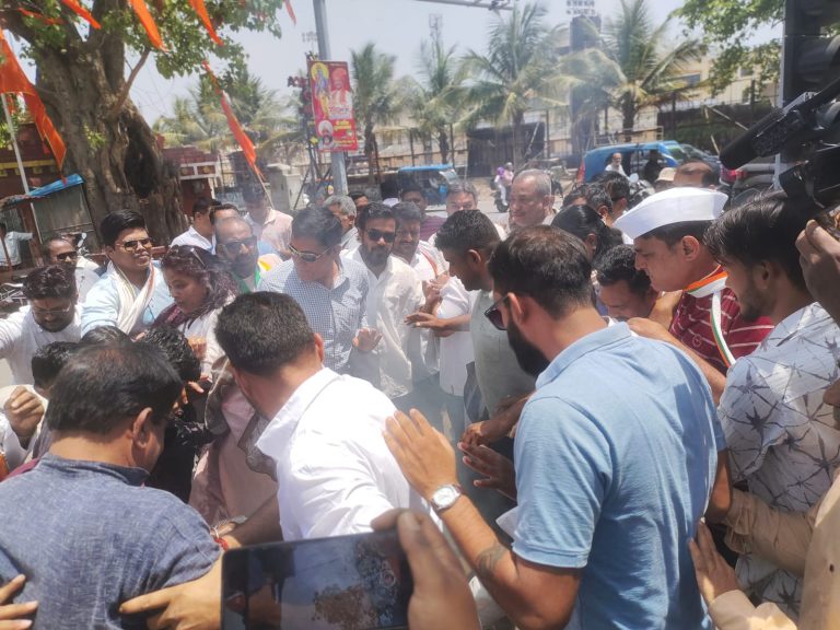 पुलिस को चकमा देकर कांग्रेस कार्यकर्ताओं ने जलाया असम मुख्यमंत्री का पुतला