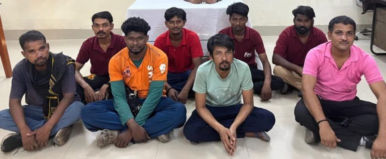 रायपुर रेल मंडल में अनियमित यात्रियों एवं अनाधिकृत वेंडिंग के खिलाफ वाणिज्य विभाग का दुर्ग स्टेशन पर अभियान