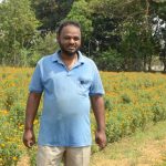 मिट्टी से महक तक: फूलों की खेती ने किसान को बनाया आत्मनिर्भर