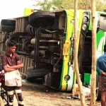 कोंडागांव में बस पलटी, यात्री का हाथ कटने सहित कई लोग घायल