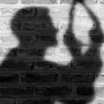 पति ने खुद को कमरे में किया बंद, खिड़की से पत्नी ने देखी तो लटक रही थी लाश