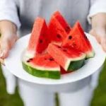 ठंडा तरबूज तुरंत खाने से हो सकता है नुकसान, यहां जाने सही तरीका